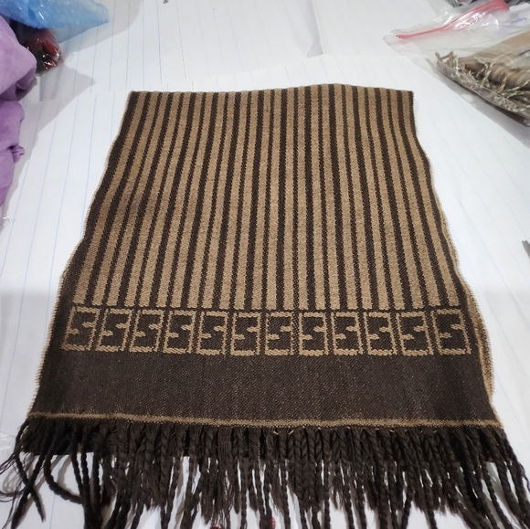 Fendi 💯 Authentic / wool 15 by 70 inches made in Italy - Picture 10 of 11